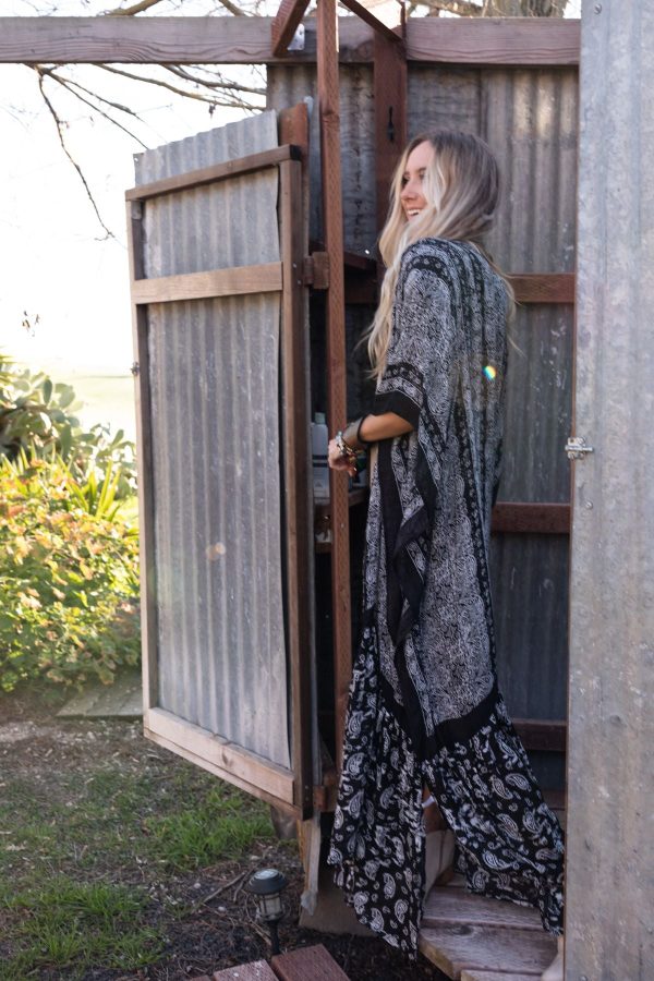 Paisley Tapestry Free Flow Duster Kimono - Black For Sale - Image 4